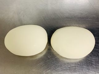 3、香葱千层饼,揉好的面团平均分成两份，盖上保鲜膜松弛面团5分钟。