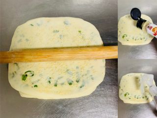 7、香葱千层饼,擀好的饼喷壶喷水，撒上白芝麻，再次轻轻擀几下让白芝麻更贴合饼皮