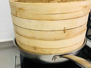8、香葱千层饼,锅中烧水，水开放入蒸笼，大火蒸18分钟。
