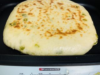9、香葱千层饼,蒸好的饼，平底锅刷油煎制两面金黄即可。