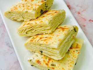 11、香葱千层饼,饼皮酥脆，内部柔软，层层分明。