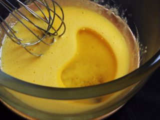 4、咖啡长崎蛋糕,用蛋抽搅拌均匀后加入玉米油。