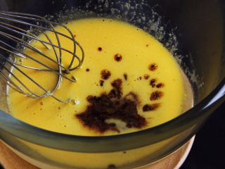 5、咖啡长崎蛋糕,搅拌后再加入咖啡液。