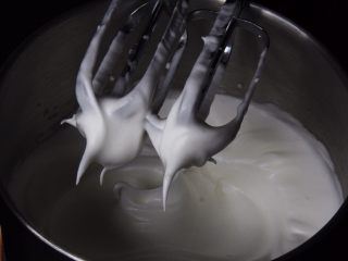 11、咖啡长崎蛋糕,再加入30克细砂糖，同样高速搅打50圈。