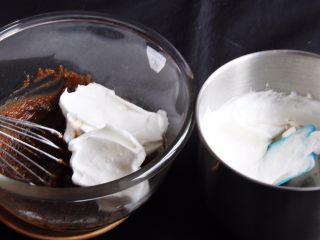 13、咖啡长崎蛋糕,取三分之一的蛋白进入蛋黄糊中。