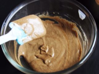 14、咖啡长崎蛋糕,用翻拌的手法拌匀蛋糕糊。