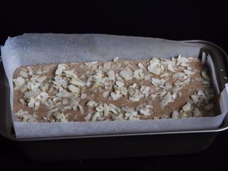 18、咖啡长崎蛋糕,表面撒少许花生片或者杏仁片。