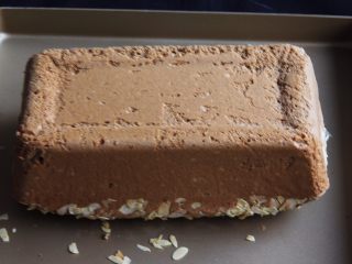 21、咖啡长崎蛋糕,烤完立即脱模，掀掉烤盘纸。