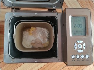 1、经典白吐司,配方中所有材料按照先液体后粉末的顺序放入面包桶,黄油和酵母各放面粉的一侧,启动面包机的标准面包程序