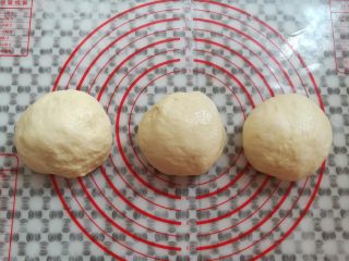 5、经典白吐司,面团平均分成3分,排气滚圆,盖上保鲜膜静置20分钟