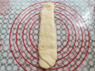 9、经典白吐司,取一个面团再次擀成细长的牛舌状