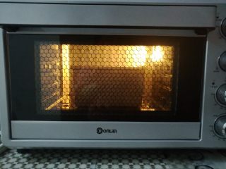 14、经典白吐司,整个吐司盒放入烤箱底层,上火130度,下火160度烤35分钟(其他烤箱和吐司盒按照常用习惯烤)