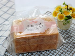 16、经典白吐司,吐司放到手摸起来有余温装保鲜袋保存,不要放冰箱