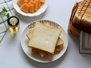 18、经典白吐司,搭配上水果或者是抹一点蜂蜜,早餐就轻易做好了