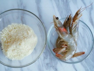 1、宝宝脆皮虾,准备好所需要的食材