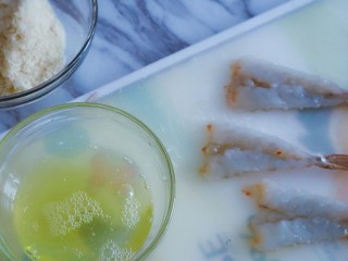 8、宝宝脆皮虾,事先准备好蛋清