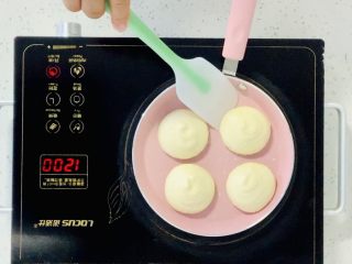 11、蜂蜜松饼????,时间到反面。用刮刀轻轻从边缘掀起，盖上盖子在2分钟。