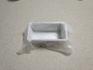 2、可可磅蛋糕,油纸铺入模具置一边备着