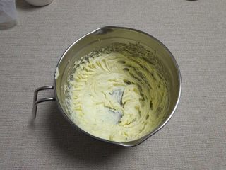 4、可可磅蛋糕,打到这种程度，黄油微微发白，充满空气的感觉