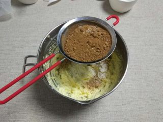 7、可可磅蛋糕,把低筋面粉，可可粉，泡打粉都筛入