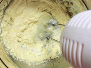 2、肉松海苔麦芬蛋糕,黄油软化，用打蛋器打发，30秒左右。