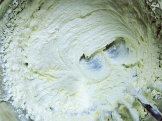 4、肉松海苔麦芬蛋糕,打到黄油变得蓬松，体积明显变大，颜色变浅。