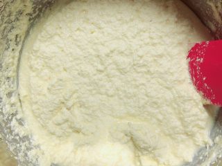 8、肉松海苔麦芬蛋糕,将食材搅拌均匀。