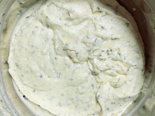 12、肉松海苔麦芬蛋糕,与面糊充分搅拌均匀。