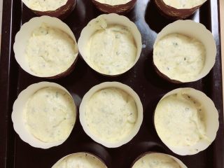 13、肉松海苔麦芬蛋糕,将面糊倒入蛋糕纸杯蛋糕中。烤箱提前预热，180度预热5分钟。