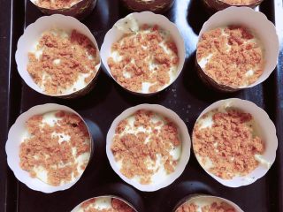 14、肉松海苔麦芬蛋糕,在蛋糕杯中加入一层肉松。