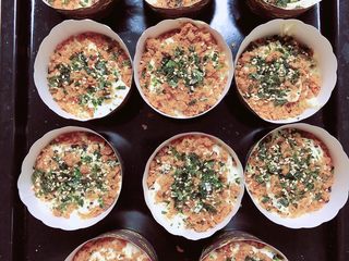 15、肉松海苔麦芬蛋糕,再加入少量的面糊，让肉松成为夹心层，再面糊上再次撒上一层肉松，顶部再撒上一些海苔碎。