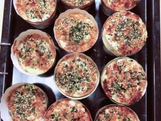 16、肉松海苔麦芬蛋糕,将烤盘放入烤箱中，200度烤10分钟，改为上火180度下火200度烤10分钟。蛋糕烤好焖2分钟，即可出炉了。