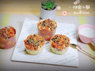 17、肉松海苔麦芬蛋糕,一盘颜值很高的肉松海苔蛋糕就做好了。