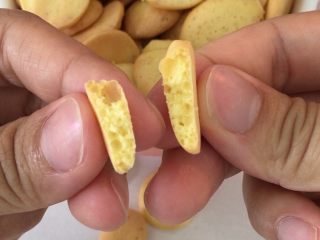 15、蛋黄小饼干,香脆可口哦！