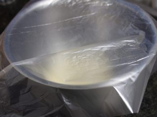 4、菠萝包,面团盖上保鲜膜室温发酵。