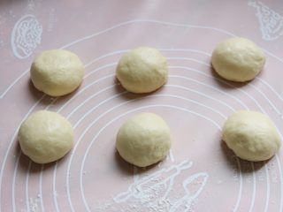 6、菠萝包,面团排气后分割成六份，滚圆盖上保鲜膜松驰二十分，再次滚圆。
