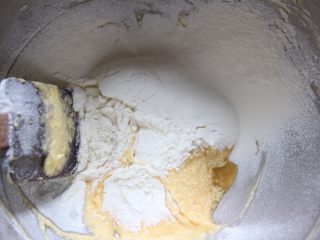 9、菠萝包,筛入低粉，用刮刀轻拌，别用打蛋器以免面团起筋。