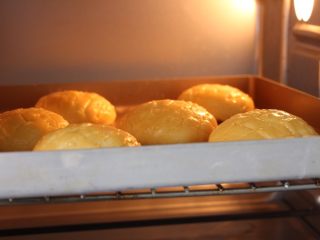 15、菠萝包,放入调整至180度的烤箱烤二十五分钟（我家烤箱温度偏低，具体时间以上色程度，自家烤箱的脾气为准）。