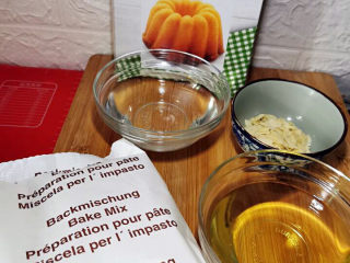 1、素食杯子蛋糕,预拌粉，油，水，杏仁片