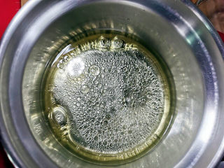 4、素食杯子蛋糕,油与水混合