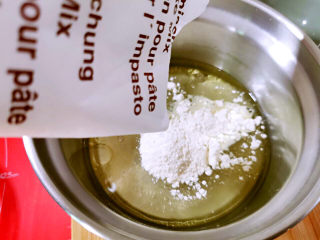 5、素食杯子蛋糕,倒入素食蛋糕预拌粉