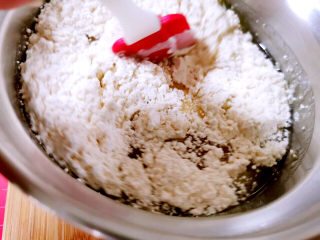 7、素食杯子蛋糕,先用刮刀拌