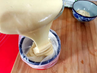 12、素食杯子蛋糕,倒入蛋糕面糊