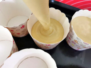 15、素食杯子蛋糕,挤入纸杯中