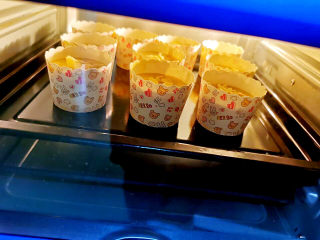 20、素食杯子蛋糕,蛋糕胚送进预热好的烤箱中