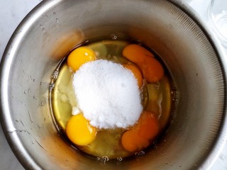 3、黑米海绵蛋糕,加入所有的细砂糖，滴几滴柠檬汁。