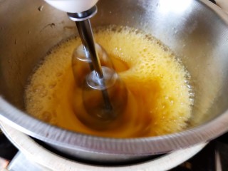 4、黑米海绵蛋糕,隔温水打发，一直用中速