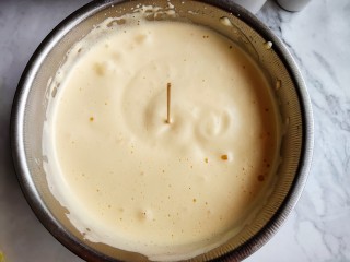 5、黑米海绵蛋糕,打发到放牙签不倒，滴落有花纹。