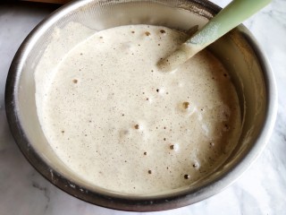 8、黑米海绵蛋糕,最后翻拌成图中状态，蛋糕糊制作完成，这个时候烤箱可以提前180°预热十分钟。