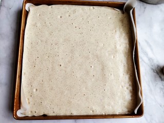 9、黑米海绵蛋糕,28×28烤盘铺油纸。把蛋糕糊倒进去。